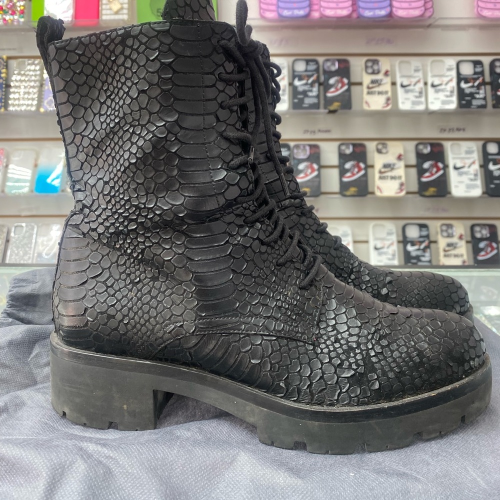 Boots - Picture 2 of 7